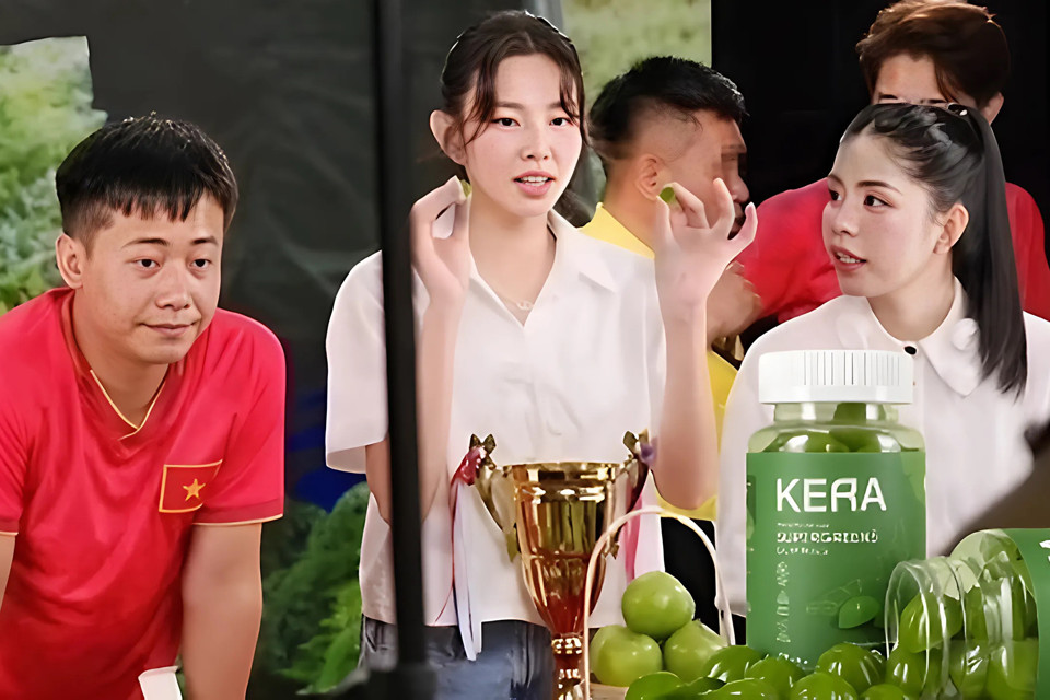 Quang Linh Vlogs, TikToker Hằng Du Mục và Hoa hậu Thùy Tiên quảng cáo kẹo rau củ Kera trong một phiên livestream. Ảnh: Internet.