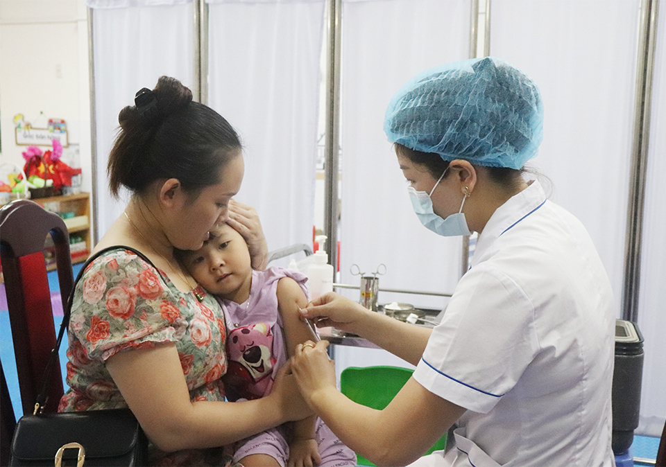 UBND TP Hà Nội yêu cầu đẩy nhanh tiến độ triển khai chiến dịch tiêm chủng vaccine phòng, chống dịch sởi.