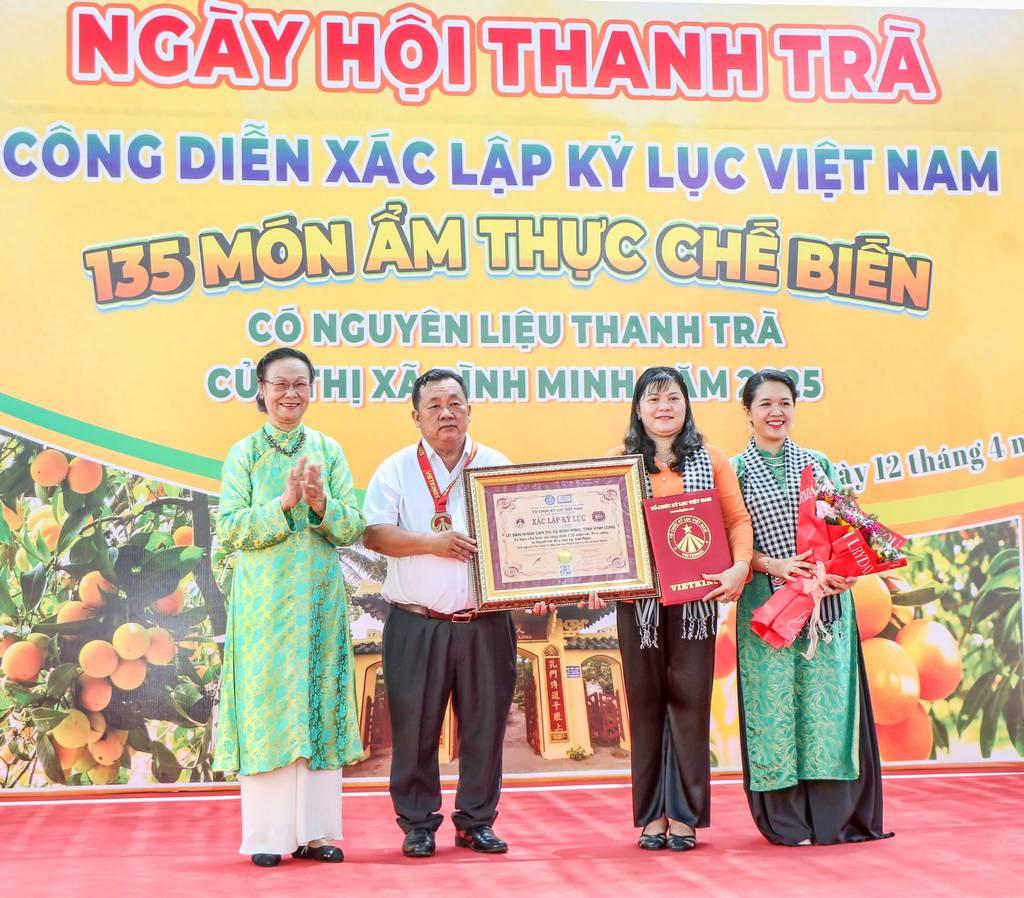 Đại diện tổ chức Kỷ lục Việt Nam trao bảng xác lập kỷ lục 135 món ẩm thực chế biến có nguyên liệu thanh trà Bình Minh.