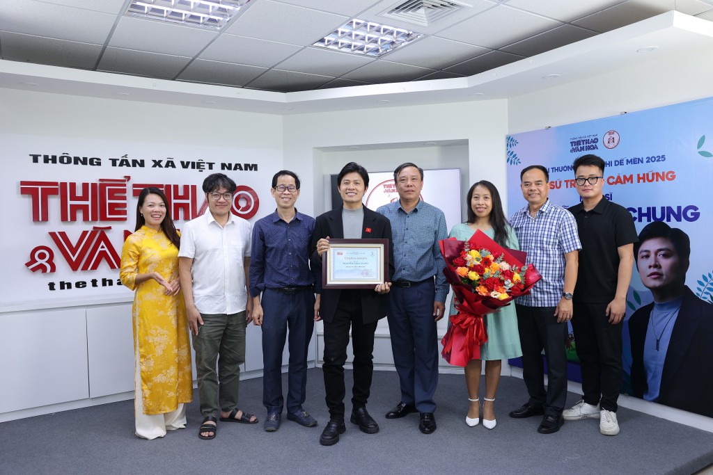 Nhà báo Nguyễn Thiện Thuật – TBT Báo TT& Văn hóa trao hoa và Bằng chứng nhận Đại sứ truyền cảm hứng cho Nhạc sĩ Nguyễn Văn Chung Nhà báo Nguyễn Thiện Thuật – TBT Báo TT& Văn hóa trao hoa và Bằng chứng nhận Đại sứ truyền cảm hứng cho Nhạc sĩ Nguyễn Văn Chung