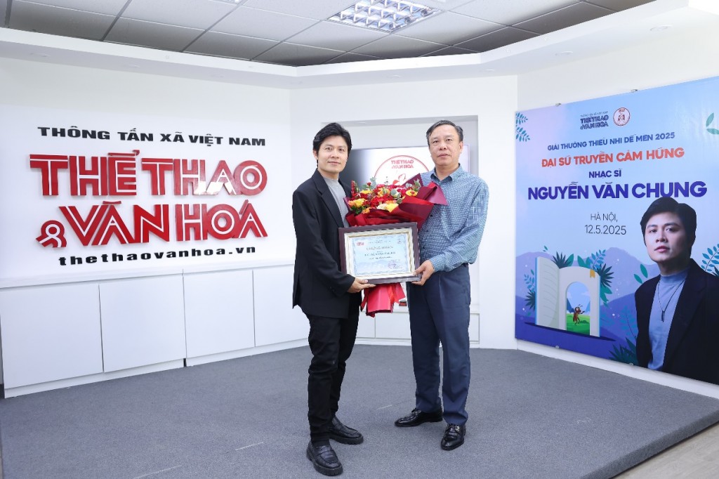 Nhà báo Nguyễn Thiện Thuật – TBT Báo TT& Văn hóa trao hoa và Bằng chứng nhận Đại sứ truyền cảm hứng cho Nhạc sĩ Nguyễn Văn Chung Nhà báo Nguyễn Thiện Thuật – TBT Báo TT& Văn hóa trao hoa và Bằng chứng nhận Đại sứ truyền cảm hứng cho Nhạc sĩ Nguyễn Văn Chung