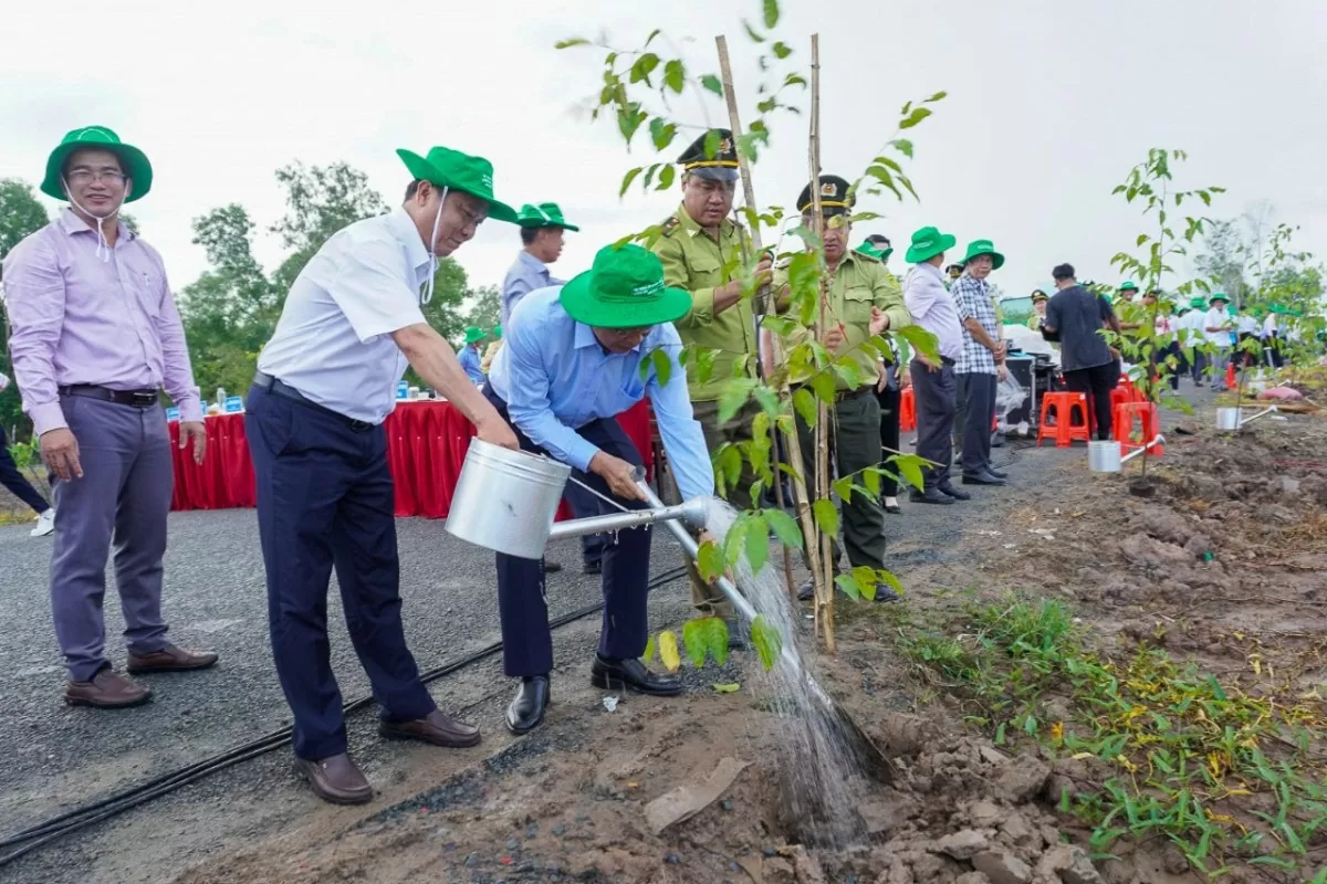 Các đại biểu tham gia trồng cây dọc tuyến đường lộ Đông Tây (huyện Thạnh Trị, tỉnh Sóc Trăng). Ảnh: Thúy Liễu