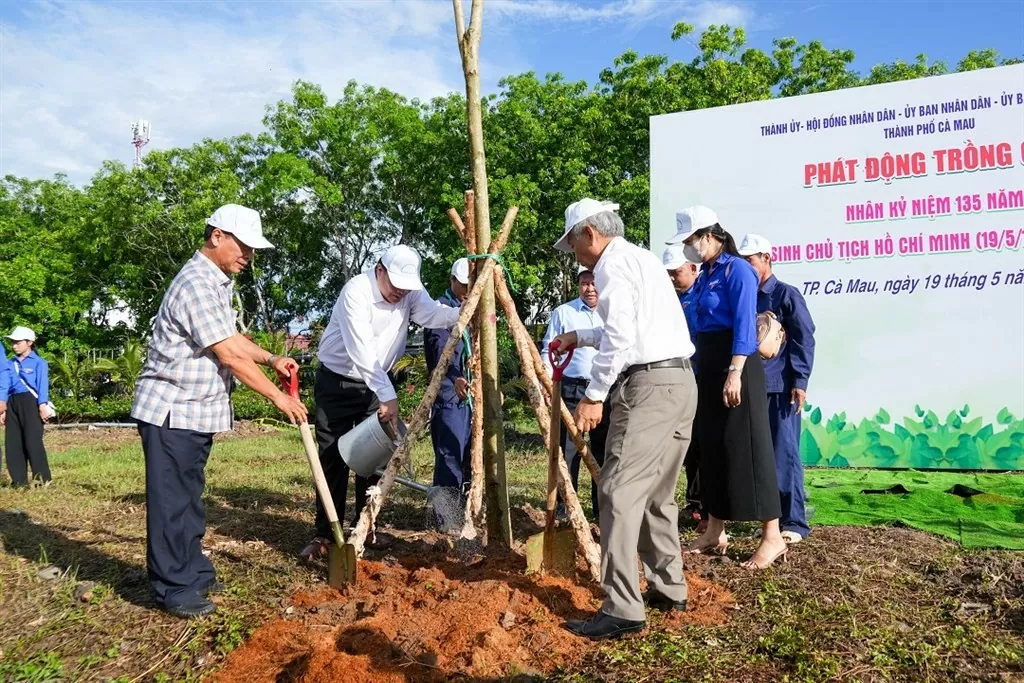 Bí thư Tỉnh ủy Nguyễn Hồ Hải cùng lãnh đạo tỉnh tham gia trồng cây tại lễ phát động sáng nay.