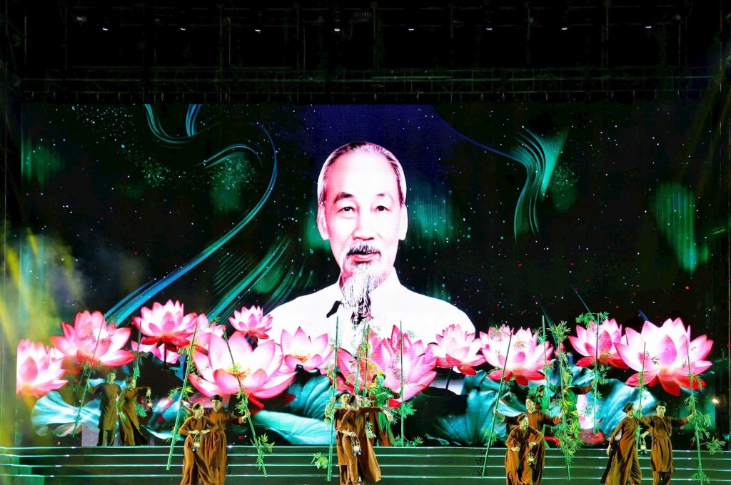 Chương trình nghệ thuật có các tiết mục được dàn dựng công phu. Ảnh: Đức Anh