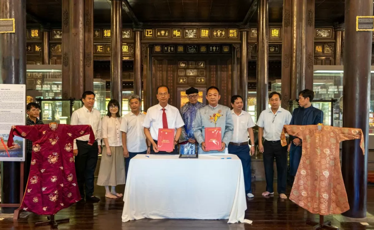 Hậu duệ Hoàng tộc triều Nguyễn trao kỷ vật quý cho di tích Huế