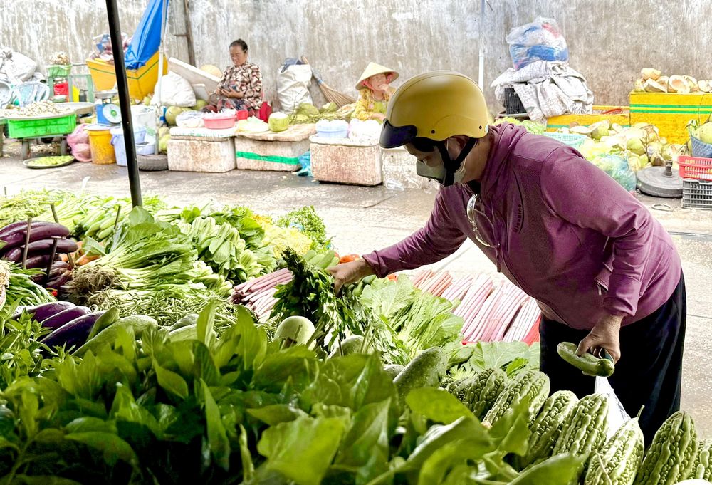 Mùa mưa đến khiến năng suất, sản lượng nhiều loại rau giảm, giá rau tăng.