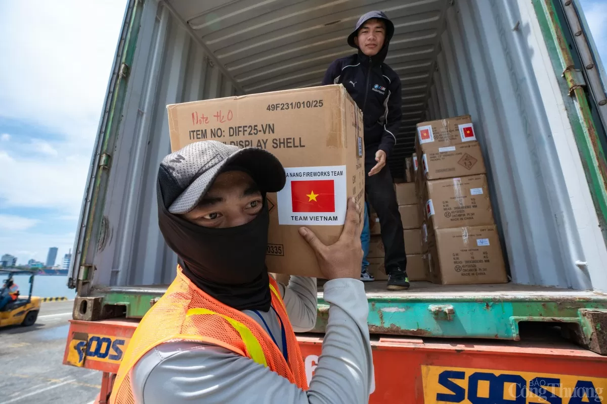 Pháo hoa của đội Đà Nẵng được đưa vào tập kết tại bãi bắn Pháo hoa của đội Đà Nẵng được đưa vào tập kết tại bãi bắn