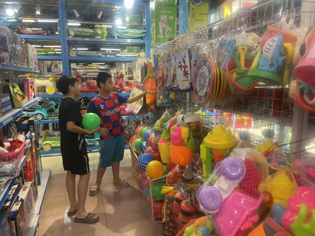 Thị trường đồ chơi 1/6: Tiểu thương tung khuyến mãi hút khách Thị trường đồ chơi 1/6: Tiểu thương tung khuyến mãi hút khách