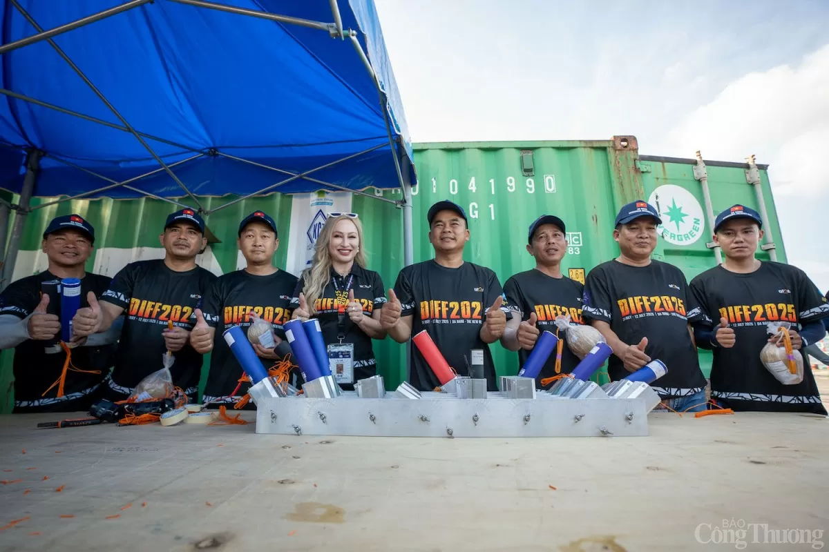 Các thành viên của đội pháo hoa Đà Nẵng tại DIFF 2025 Các thành viên của đội pháo hoa Đà Nẵng tại DIFF 2025