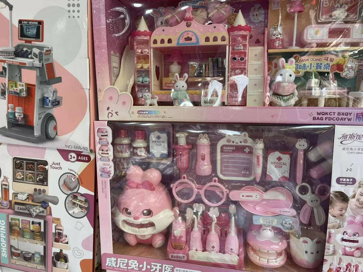 Thị trường đồ chơi 1/6: Tiểu thương tung khuyến mãi hút khách Thị trường đồ chơi 1/6: Tiểu thương tung khuyến mãi hút khách