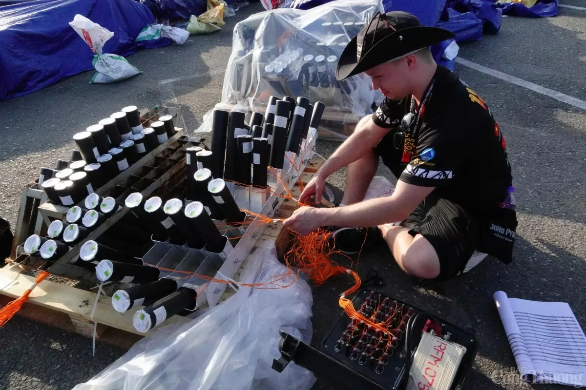 Khẩn trương hoàn tất việc lắp đặt pháo hoa Khẩn trương hoàn tất việc lắp đặt pháo hoa