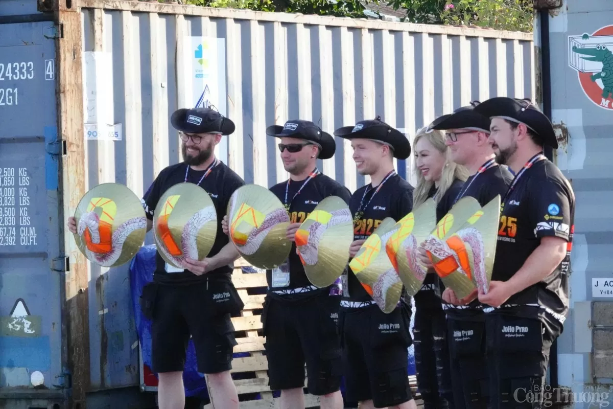 Các thành viên đội pháo hoa Phần Lan trong mùa DIFF 2025 Các thành viên đội pháo hoa Phần Lan trong mùa DIFF 2025