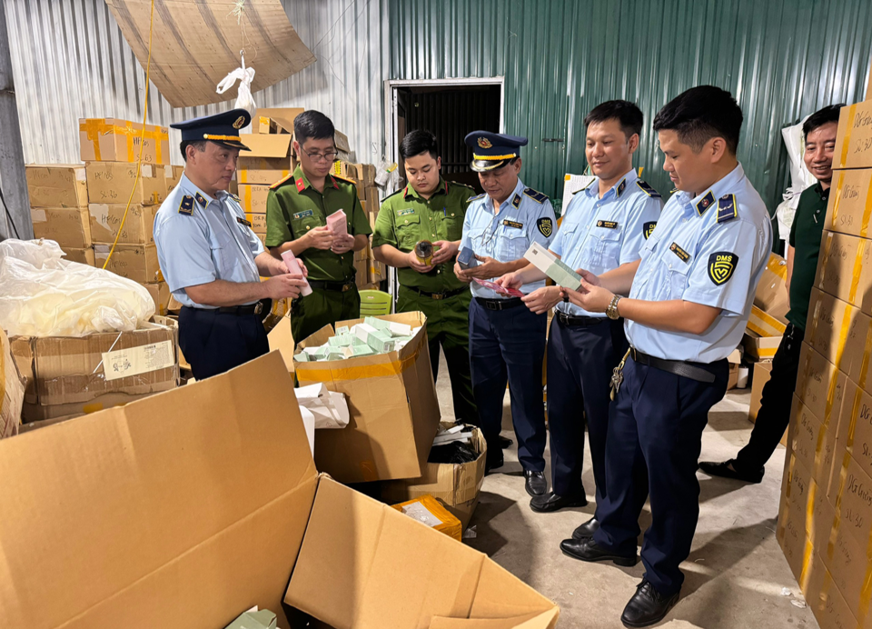5 tháng đầu năm 2025, các lực lượng chức năng Ban Chỉ đạo 389 thành phố Hà Nội kiểm tra 9.587 trường hợp, xử lý 8.770 vụ vi phạm về buôn lậu, gian lận thương mại và hàng giả...
