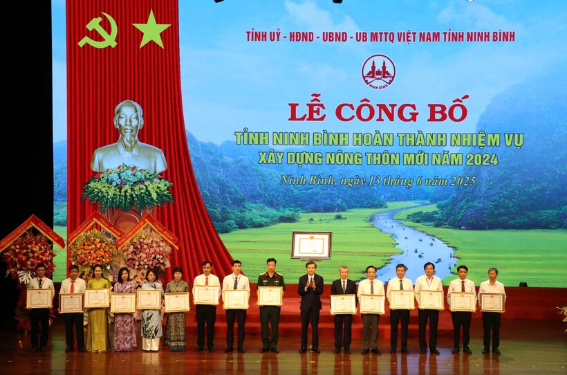 Tại sự kiện, tỉnh Ninh Bình đã trao tặng Bằng khen cho 34 tập thể, 49 cá nhân và 7 hộ gia đình có thành tích xuất sắc trong phong trào thi đua cả nước chung sức xây dựng nông thôn mới, giai đoạn 2021-2025 trên địa bàn tỉnh. Ảnh: Quốc Huy
