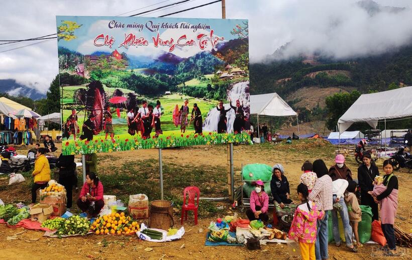 Chợ ở vùng cao Nghệ An mang đậm những nét văn hoá bản địa (Ảnh: Hồng Quang)