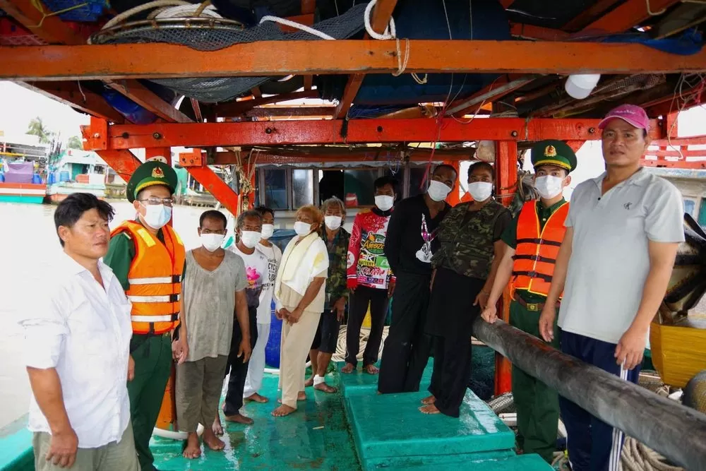 8 người nước ngoài trôi dạt trên biển được cứu vớt đưa vào bờ an toàn. Ảnh: Hoàng Tá.