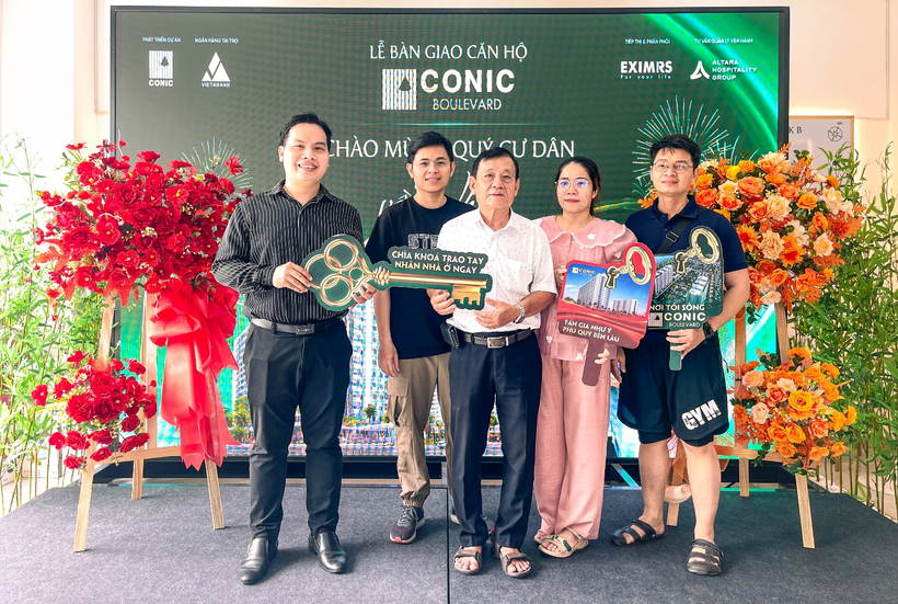 Khách hàng nhận nhà tại Conic Boulevard - Ảnh: Conic