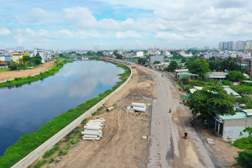 Đoạn tuyến đường ven kênh Tham Lương đã bắt đầu thành hình và thông xe kỹ thuật - Ảnh: Conic