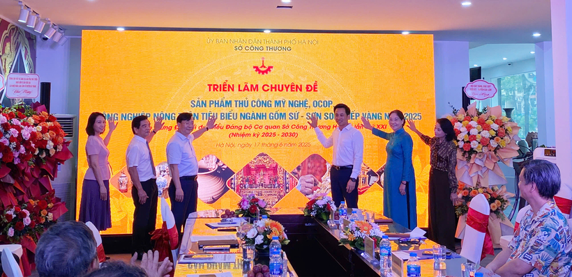 Khai mạc Triển lãm Chuyên đề các sản phẩm thủ công mỹ nghệ, OCOP, công nghiệp nông thôn tiêu biểu ngành gốm sứ - sơn son thếp vàng năm 2025