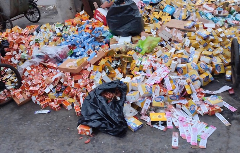 Nhiều loại hàng hóa yến chưng sẵn các vị, sữa các loại, thạch, nước ngọt, nước sâm, thuốc bổ trẻ em người lớn…đổ la liệt tại bãi rác đường Tuyển than cột 8, Quảng Ninh