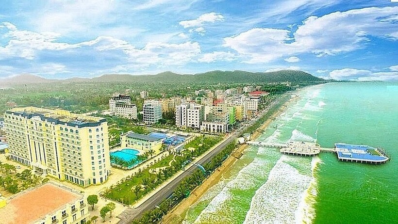Cầu cảng Hải Tiến là công trình có kiến trúc mang đậm nét châu Âu, độc đáo, ấn tượng với hệ thống ánh sáng được thiết kế đa sắc màu lung linh huyền ảo giữa đại dương mênh mông. Ảnh: Đức Minh.