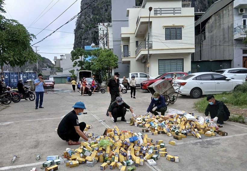 Tỉnh Quảng Ninh phát hiện lượng lớn hộp thuốc, thực phẩm chức năng chất thành đống lớn tại phường Hồng Hà, TP. Hạ Long