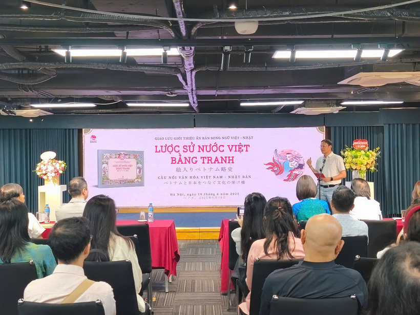 Hiện, “Lược sử nước Việt bằng tranh” đã phát hành hơn 200.000 bản, với 4 phiên bản khác nhau. Ảnh: Nguyễn Hòa
