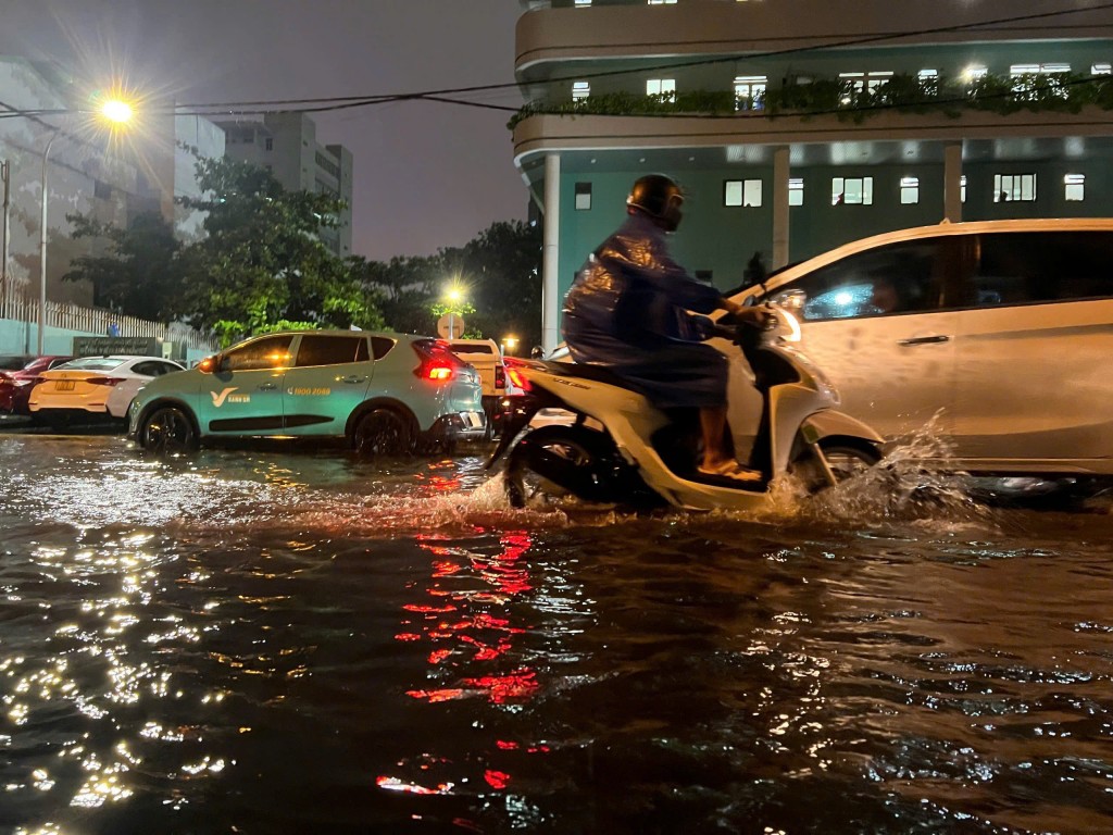 Các phương tiện di chuyển khó khăn (Ảnh Đ.Minh)