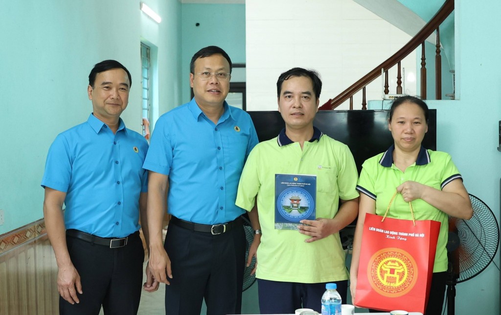 Chủ tịch LĐLĐ thành phố Hà Nội Phạm Quang Thanh trao hỗ trợ cho đoàn viên bị tai nạn lao động