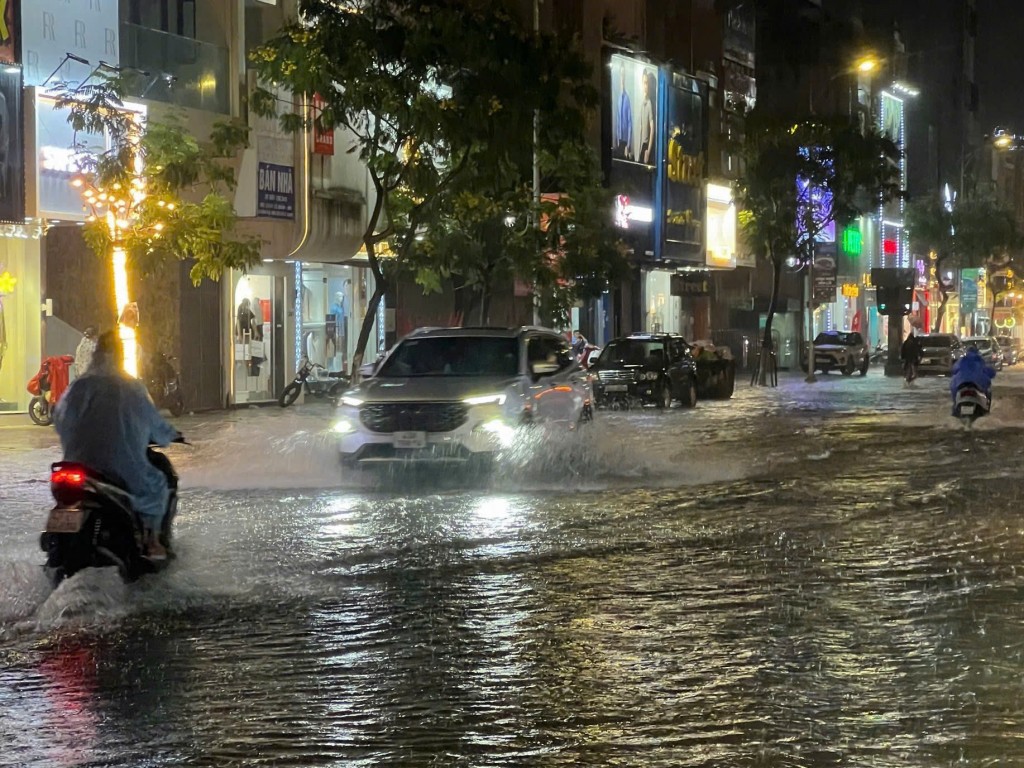 Nhiều tuyến đường trung tâm TP Đà Nẵng bị ngập nặng (Ảnh Đ.Minh)
