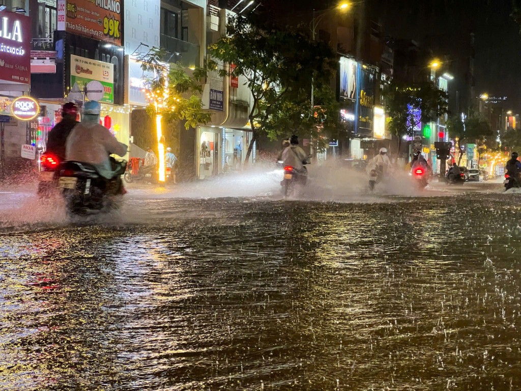 Trong đêm 11 và rạng sáng 12/6, tại TP Đà Nẵng có mưa to đến rất to (Ảnh Đ.Minh)