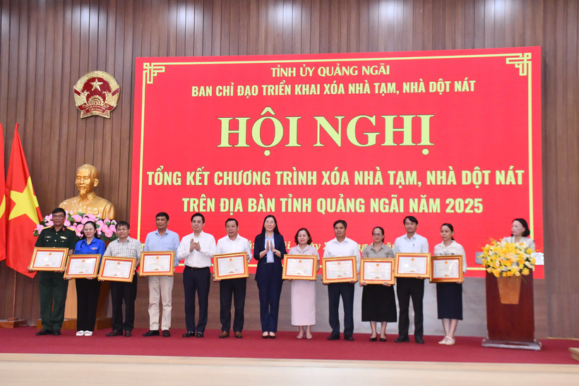 Trao tặng Bằng khen cho các tập thể, cá nhân có thành tích xuất sắc chung tay xóa nhà tạm, nhà dột nát trên địa bàn tỉnh Quảng Ngãi (Ảnh: Vũ Lê)