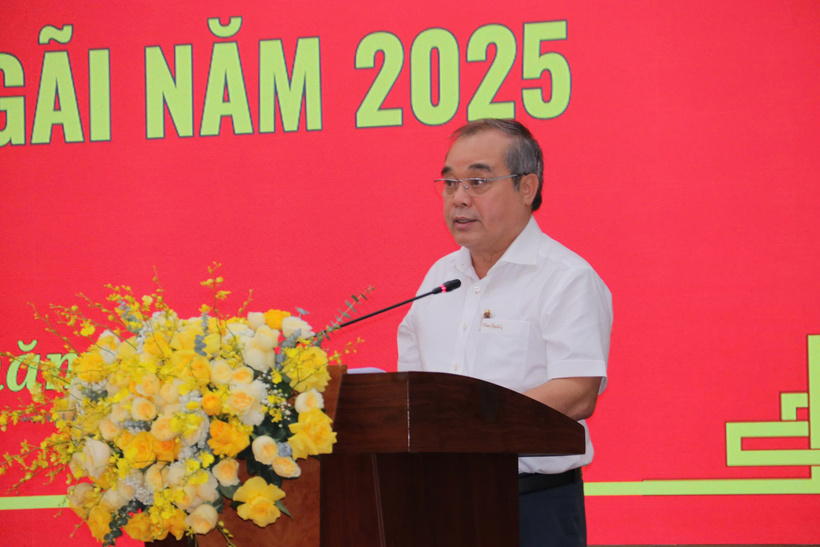 Ông Trần Hoàng Tuấn Phó Chủ tịch Thường trực UBND tỉnh Quảng Ngãi báo cáo kết quả xóa nhà tạm, nhà dột nát trên địa bàn tỉnh (Ảnh: Vũ Lê)