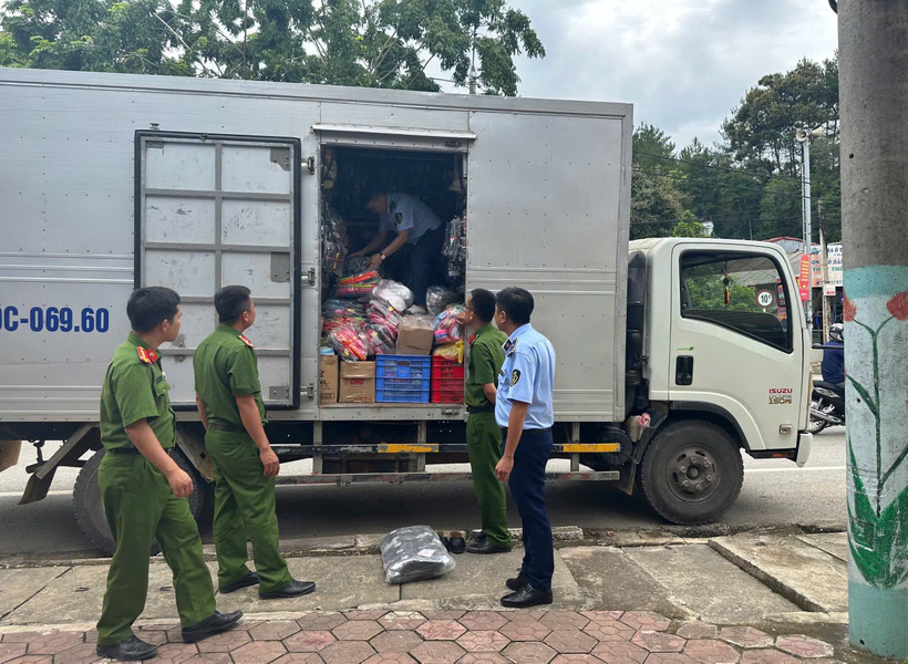Lực lượng chức năng tỉnh Lai Châu phối hợp kiểm tra, xử lý hàng hóa vi phạm. Ảnh: Nguyễn Tùng