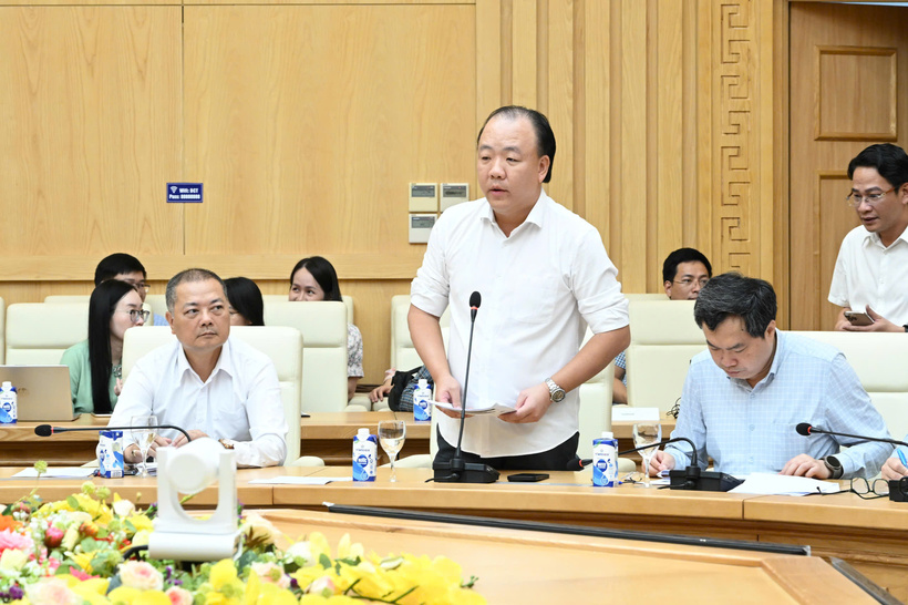 Cục trưởng Cục Quản lý và Phát triển thị trường trong nước Trần Hữu Linh báo cáo chuyên đề về phân cấp, phân quyền, phân định thẩm quyền thuộc lĩnh vực kinh doanh xăng dầu; kinh doanh khí; kinh doanh thuốc lá, rượu và phát triển, quản lý chợ