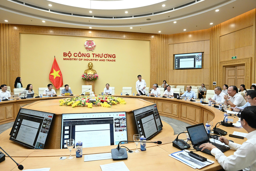 Hội nghị được tổ chức trực tiếp tại trụ sở Bộ Công Thương, kết nối trực tuyến đến UBND các tỉnh, thành phố; UBND các huyện, xã trên cả nước