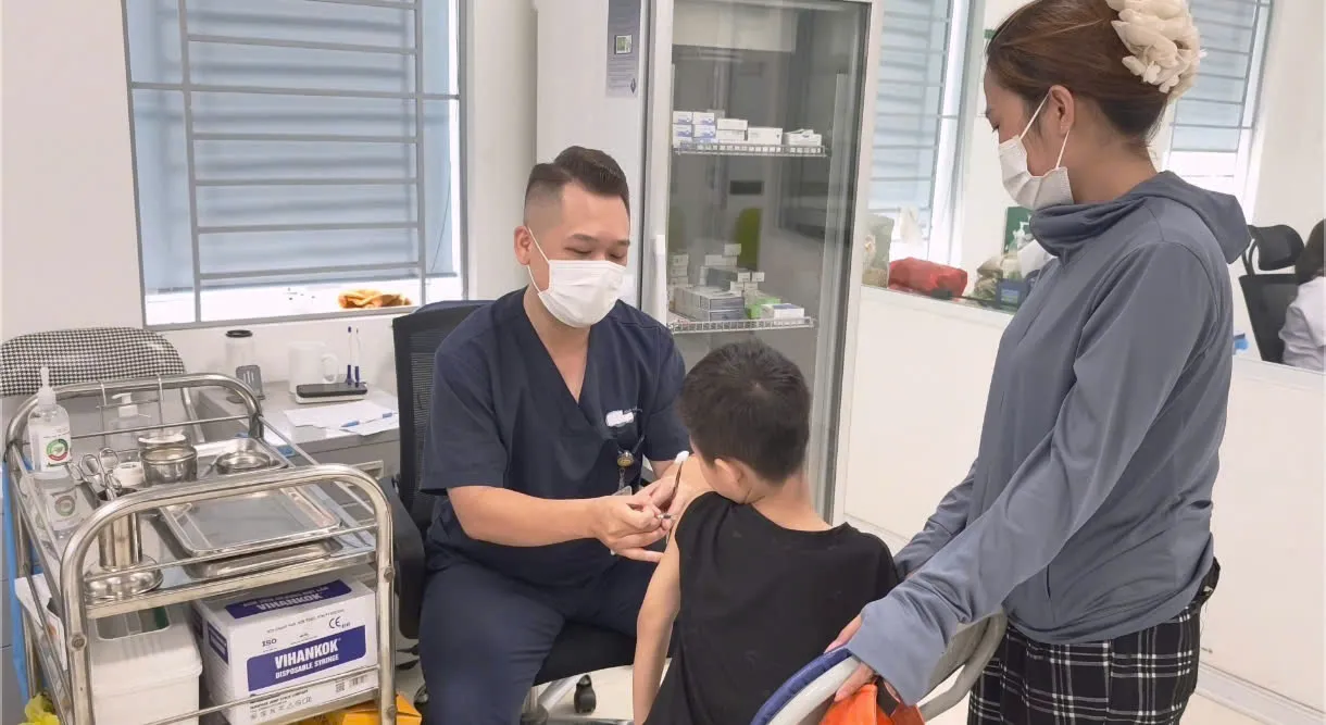 Trẻ bị chó cắn được tiêm vắc xin tại Bệnh viện Bệnh Nhiệt đới Trung ương. Ảnh: BVCC