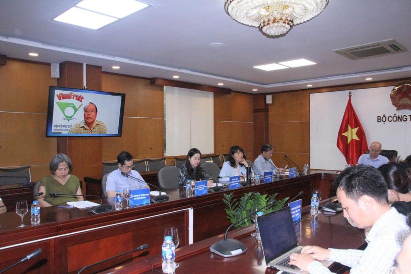Ông Đặng Phúc Nguyên - Tổng thư ký Hiệp hội Rau quả Việt Nam đã trình bày trực tuyến báo cáo tổng quan về tình hình sản xuất và xuất khẩu nông sản trong nửa đầu năm 2025. Ảnh: Phương Cúc