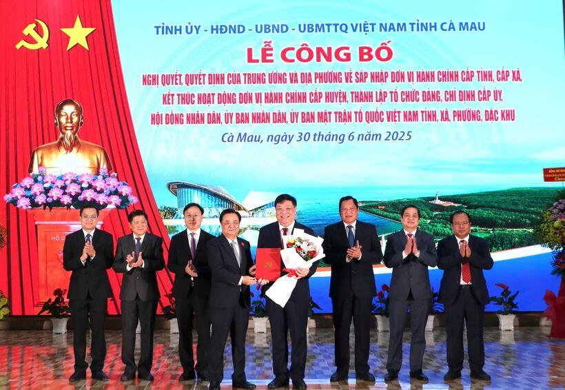 Phó Chủ tịch Quốc hội Lê Minh Hoan trao Quyết định của Thủ tướng Chính phủ về chỉ định Chủ tịch, Phó Chủ tịch UBND tỉnh Cà Mau (mới). Ảnh: Nguyên Du