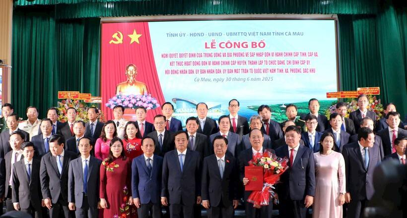 Phó Chủ tịch Quốc hội Lê Minh Hoan trao Quyết định và tặng hoa cho Ban Chấp hành Đảng bộ tỉnh Cà Mau (mới). Ảnh: Nguyên Du