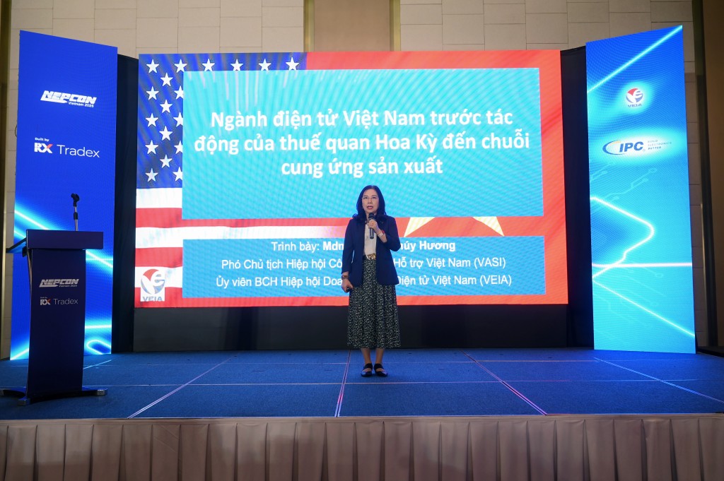 Bà Đỗ Thị Thúy Hương- Đỗ Thị Thúy Hương - Ủy viên ban chấp hành, Hiệp hội Doanh nghiệp Điện tử (VEIA) - Phó Chủ tịch, Hiệp hội Công nghiệp Hỗ trợ (VASI) chia sẻ tại diễn đàn.