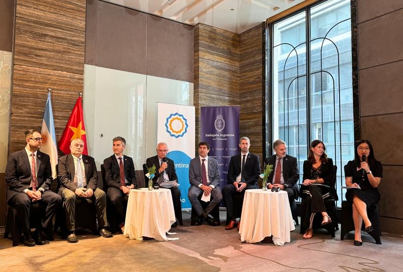 Phái đoàn quan chức và kinh tế - thương mại Argentina chia sẻ thông tin về hợp tác kinh tế, thương mại với các cơ quan báo chí Việt Nam. Ảnh: Hoa Quỳnh