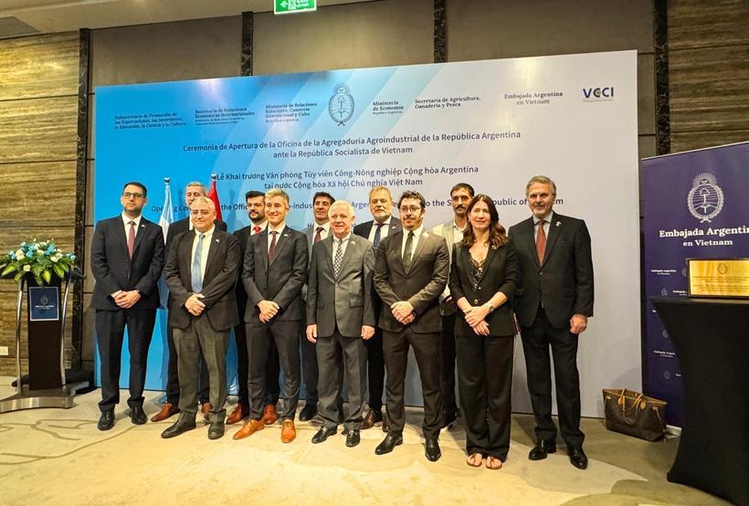 Phái đoàn quan chức và kinh tế - thương mại Argentina tham dự lễ khai trương Văn phòng chuyên trách Công - Nông nghiệp tại Việt Nam. Ảnh: Hoa Quỳnh