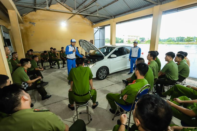 Tập huấn nâng cao kiến thức và kỹ năng lái xe ô tô an toàn cho Cán bộ chiến sĩ cảnh sát giao thông. Ảnh: Duy Minh