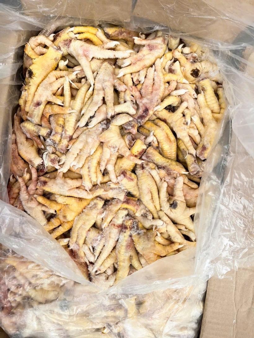 Phát hiện, thu giữ các loại chân gà đông lạnh