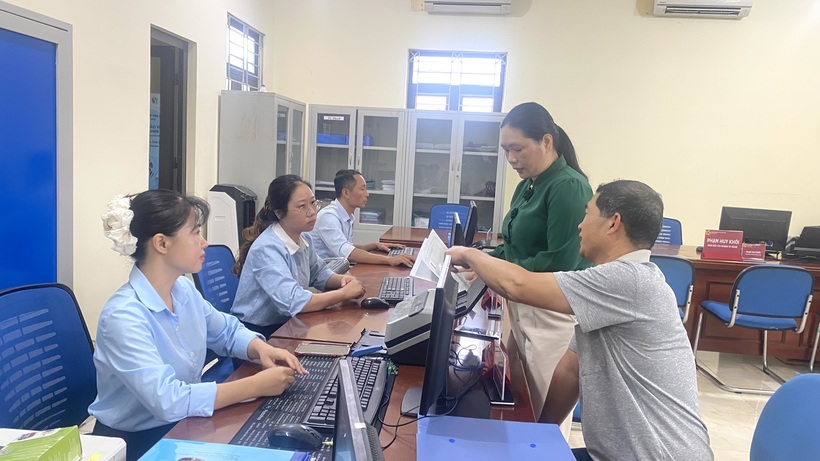 Người dân thực hiện thủ tục hành chính tại Trung tâm hành chính công đặc khu Cô Tô, tỉnh Quảng Ninh. Ảnh: Thu Anh