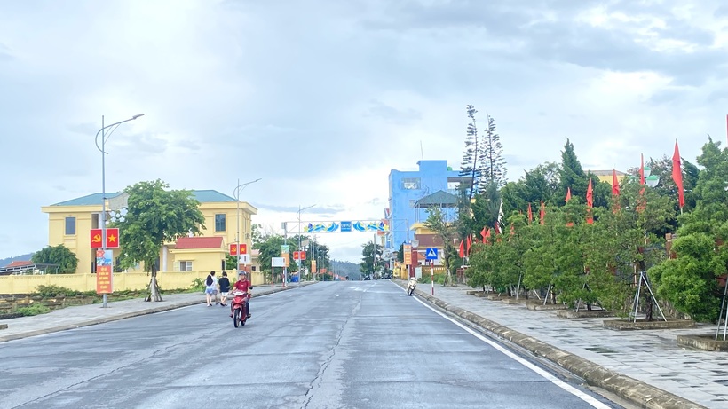 Các tuyến đường được trang trí nhiều cờ hoa mừng chính quyền địa phương 2 cấp tại trung tâm đặc khu Cô Tô, tỉnh Quảng Ninh. Ảnh: Thu Anh