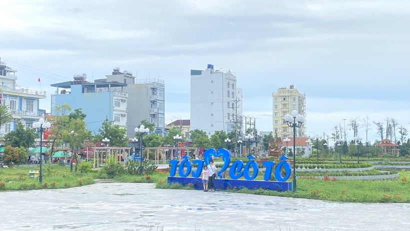 Khách du lịch chụp ảnh lưu niệm tại khu Trung tâm đặc khu Cô Tô, tỉnh Quảng Ninh. Ảnh: Thu Anh