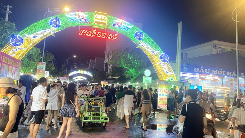 Phố đi bộ đặc khu Cô Tô, nhộn nhịp nhân dân và du khách tới thăm quan và thưởng thức các món đặc sản vùng biển. Ảnh: Thu Anh