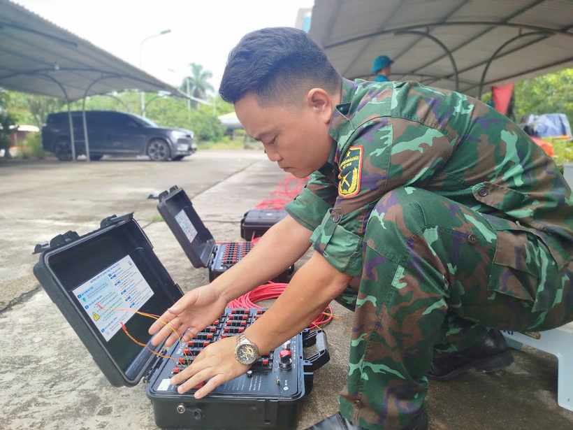 Lắp đặt hộp cầu đấu, kết nối hệ thống điều khiển điện tử với giàn pháo hoa. Ảnh: Văn Thi